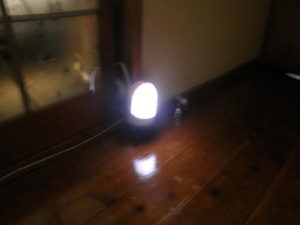暗い廊下に乾電池式LED灯