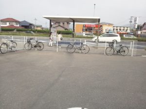 コンビニ駐車場にある放置自転車