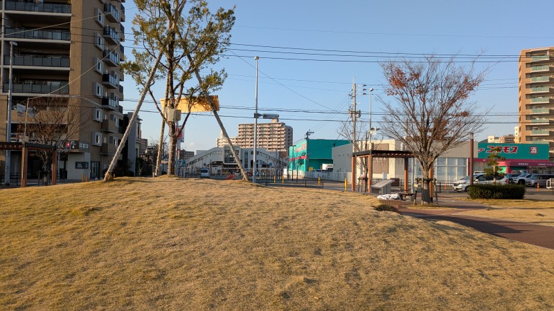 12月前の駅ロータリー前公園