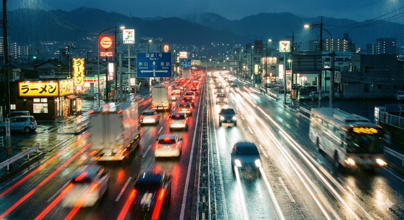 夜の街を走る自動車