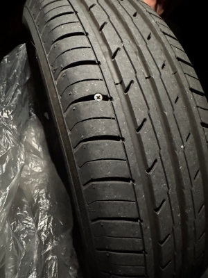 木ネジが刺さったタイヤ