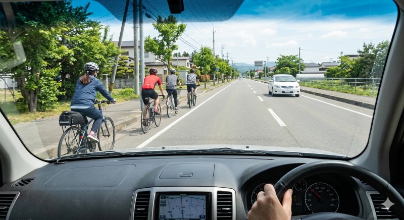 道幅に余裕がない道で、自転車が車道を走るイメージ